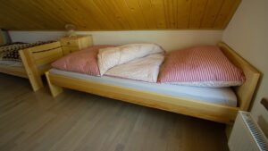 postel podkrovní pokoj